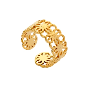 Gros plan sur bague en acier doré avec motif floral de marguerite évidé et ajustable