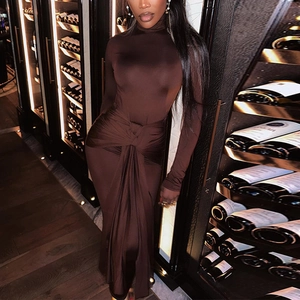 Détail du nœud à la taille et des plis sur cette robe longue marron à manches longues