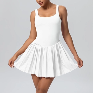 Détail de la robe de tennis blanche sans manches avec jupe plissée et encolure carrée élastique