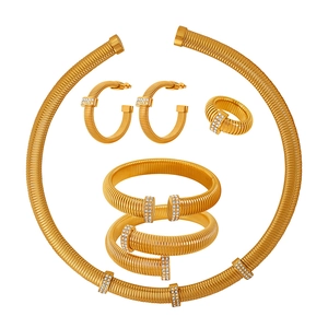 Luxurious gold-plated jewelry set with flexible threaded necklace, bracelet and zircon