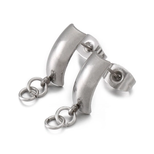 Vue détaillée de boucles d'oreilles créoles en argent avec deux anneaux pendants
