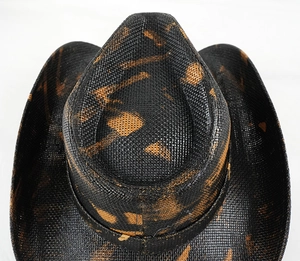 Dettaglio del cappello da cowboy intrecciato con effetto tie-dye marrone e stile western