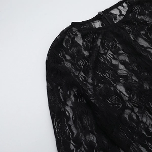 Dettaglio della cucitura in pizzo nero e dei ricami all'uncinetto sulla vestito