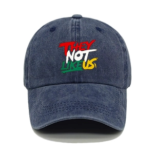 Dettaglio del cappellino da baseball in denim lavato blu con stampa graffiti