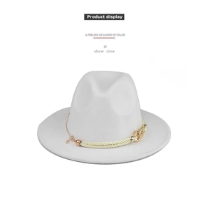 Detailaufnahme eines weißen Wollfedoras mit eleganter Metallkette und Seilband