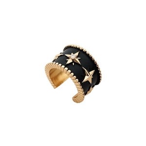Wide black enamel gold ring with star relief and central zircon for a punk chic style