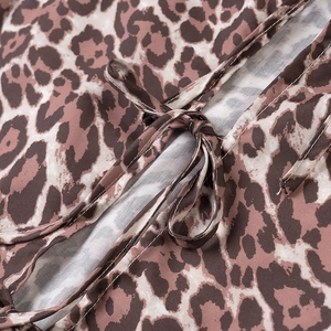 Dettaglio ravvicinato della stampa leopardata marrone con laccio sullo scollo di un top morbido