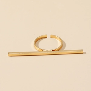 Detailed view of the gold-plated rectangular bar on the minimalist open geometric ring