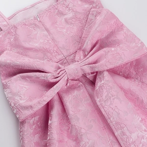 Détail de robe jacquard rose montrant le nœud au dos et la fermeture éclair invisible