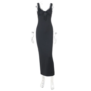 Robe longue moulante noire sexy avec dentelle au col en V et coupe cintrée élégante