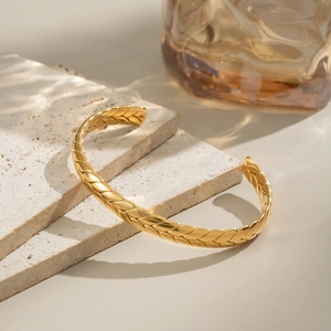 Bracciale rigido minimalista in acciaio inossidabile placcato oro 18K intrecciato