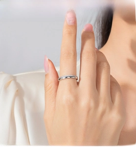 Nahaufnahme eines minimalistischen S925 Sterling Silber Rings mit funkelnden Zirkonia-Steinen