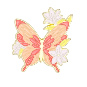 Détail d'une broche papillon en alliage doré avec des ailes en émail rose et des fleurs blanches