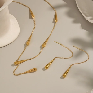 Ensemble collier et boucles d'oreilles en acier inoxydable plaqué or 18 carats avec gouttes