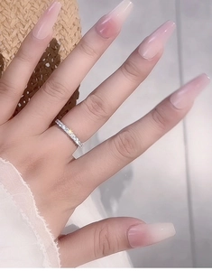Primo piano di un anello eternity in argento S925 con zirconi su mano femminile