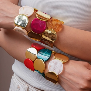 Bracciale elastico in acrilico e metallo con blocchi di resina colorati e finitura lucida