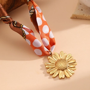 Collana con ciondolo girasole placcata oro 18K con nastro di seta a pois arancioni e fiori
