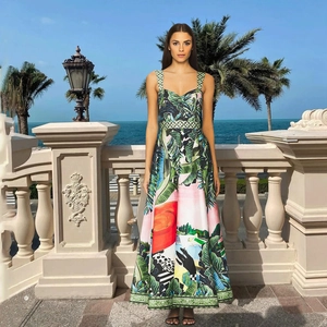 Détail d'une robe longue à imprimé palmier tropical avec motif soleil sur un balcon marin