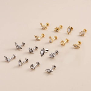 Set di 16 piercing in titanio con borchie dorate e argento e decorazioni in zircone