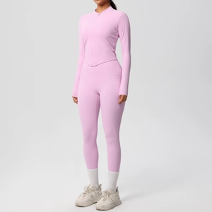 Détail de l'ensemble de yoga rose avec col montant zippé et legging taille haute avec poches