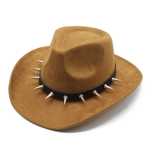 Chapeau de cowboy marron en suédine avec bandeau en cuir noir et pointes en métal argenté