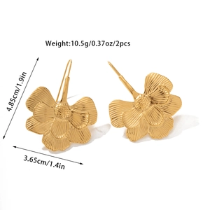 Detail view of 18k gold plated flower earrings with dimensions and weight info