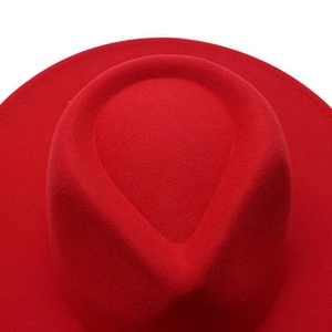 Dettaglio di cappello fedora in feltro di lana rosso con corona a goccia classica
