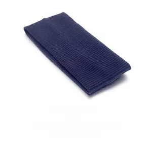 Gros plan du bandeau tricoté bleu foncé montrant la texture du tissu élastique