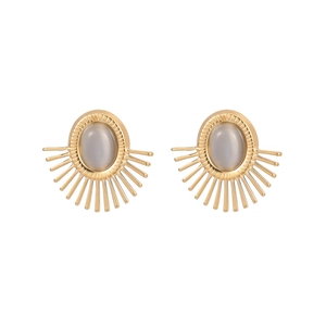 Détail de boucles d'oreilles vintage dorées avec opale grise et motif soleil