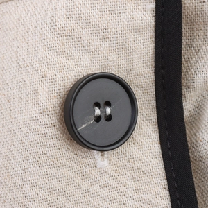 Abito smanicato in finto lino beige con bottone nero e bordi a contrasto