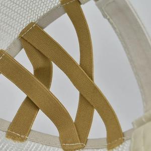 Détail des bandes élastiques croisées et du filet respirant sur la casquette queue de cheval