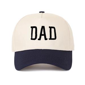 Detailansicht der DAD-Stickerei auf einer zweifarbigen Trucker-Baseballkappe