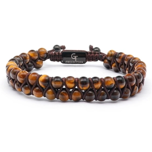 Gros plan d'un bracelet double rang en oeil de tigre avec cordon tressé et plaque gravée