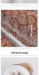 Détail du bonnet d'hiver en grosse maille avec doublure polaire et pompon en fourrure