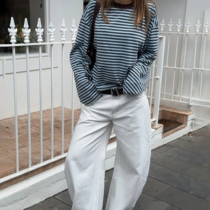 Chic long-sleeve striped T-shirt in blue and brown with slim fit crewneck style