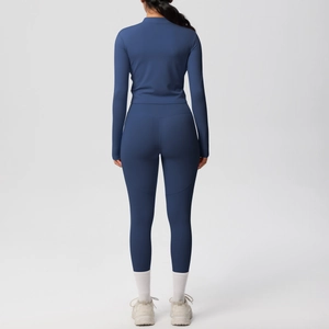 Vue détaillée des coutures arrière d'un ensemble de yoga bleu foncé avec legging