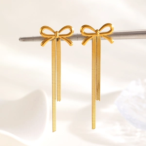 Detailansicht der goldenen Schleifen-Ohrringe mit Schlangenkette und Quastendesign