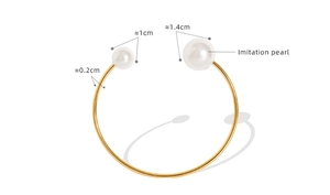 Close-up of 18K gold-plated bangle with 1cm and 1.4cm diameter pearls and 0.2cm thin band