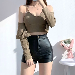 Detailaufnahme schwarzer Kunstleder-Shorts mit hoher Taille und Metallknopf-Detail