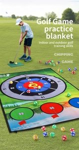 Detalle de alfombra de golf con zonas de puntuación en color y pelotas de golf variadas