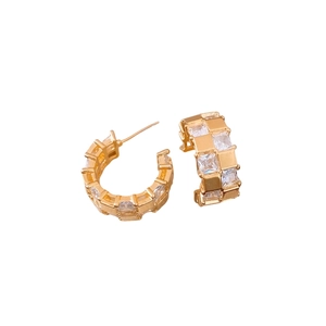 Boucles d'oreilles créoles C dorées 18 carats avec zircons cubiques et motif damier chic