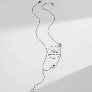 Dettaglio collana a Y argento con ciondoli BEAUTY incisi e specifiche taglia 46+6cm