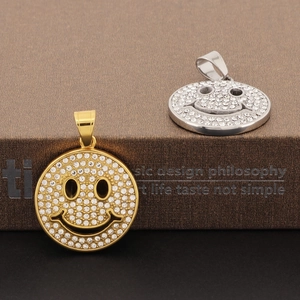 Vista macro dettagliata dei ciondoli smiley in oro e argento con cristalli scintillanti