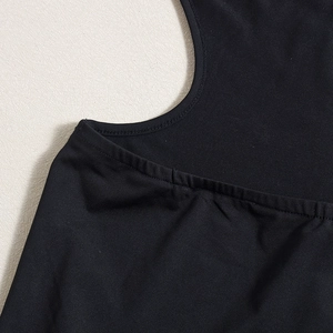Gros plan détaillé du tissu en maille noire et des coutures fines de la robe longue dos nu