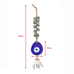 Dettaglio del ciondolo Evil Eye a goccia con lunghezza totale di 255mm e misure