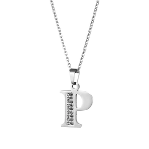 Dettaglio del ciondolo a lettera P in argento con strass scintillanti e riflessi metallici