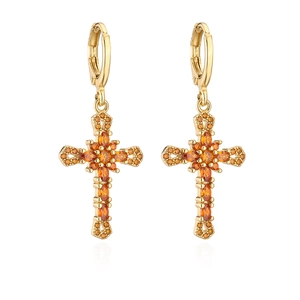 Dettaglio di orecchini a cerchio a croce placcati oro 18 carati con zirconi arancioni