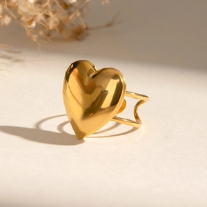 Bague ouverte en acier doré avec médaillon coeur et design à double rangée