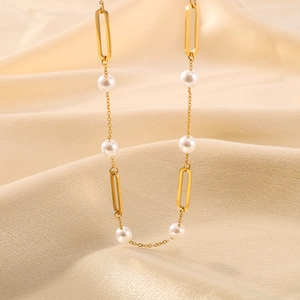 Collier élégant en acier inoxydable plaqué or 18k avec rectangle évidé et perles blanches