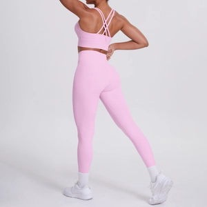 Completo yoga rosa con reggiseno sportivo incrociato sulla schiena e leggings a vita alta